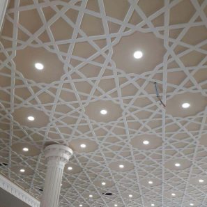 گچ بری سنتی سقف مسجد همراه نورپردازی